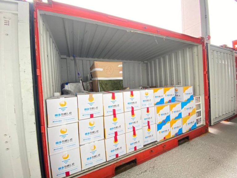 島箱がコンテナに積み込まれた様子